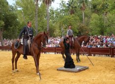 Un momento del espectáculo ecuestre que se celebró en la zona de albero de la Alameda del Tajo. // CharryTV