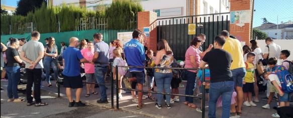 Padres y alumnos esperan para el inicio del curso en el colegio Juan Carrillo // Manolo Guerrero