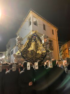 Nuestra Señora de las Angustias portó el manto de la Virgen de la Paz // Alejandro Portillo