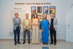 El responsable de Artes Plásticas de la Fundación Unicaja, Rafael Valentín López junto la alcaldesa de Ronda, María de la Paz Fernández y la viuda del pintor, Concepción Mateos. El comisario de la exposición es Antonio Lasanta.  // Fundación Unicaja. 