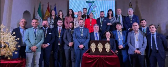 Foto de familia en el acto de presentación // Hermandad de la Columna