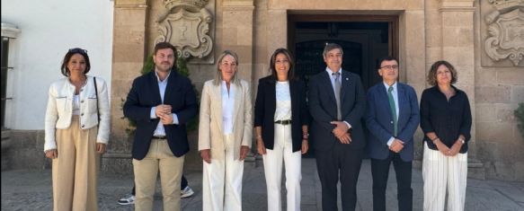 Representantes del equipo de gobierno y la UMA en la puerta del Ayuntamiento de Ronda // Manolo Guerrero