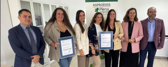 El acto de entrega de estos distintivos ha tenido lugar esta mañana en la sede de Fundación Asprodisis // Manolo Guerrero