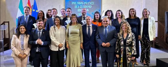 Foto de familia de los premiados y representantes institucionales al finalizar el acto. // CharryTV