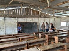 Cuatro profesoras en una de las aulas donde han impartido las clases.  // CharryTV