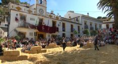 El evento se ha desarrollado en la plaza de la Constitución, junto a la iglesia y el ayuntamiento. // CharryTV