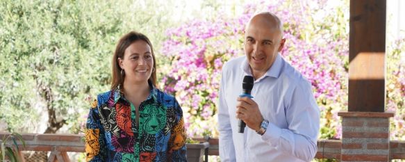 María Villalón visita la residencia Valle del Genal por el Día Internacional del Mayor, La cantante rondeña ofreció un concierto de copla a capela para los usuarios y vecinos de la localidad, 03 Oct 2024 - 17:28