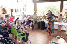 Los mayores, sus familiares y algunos vecinos han podido disfrutar de la voz de la rondeña // José Antonio Gallardo