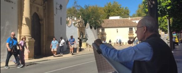 El artista pintando la plaza de toros de la Real Maestranza de Caballería // Laura Caballero