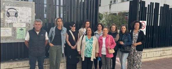 Un grupo de pacientes del área de Salud Mental y familiares frente al centro de salud // Manolo Guerrero