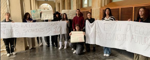 Alumnos de Bachillerato se movilizan por la situación actual de la PAU, Los estudiantes afirman no saber cómo prepararse para esta prueba que podría determinar su futuro académico, 11 Oct 2024 - 16:37