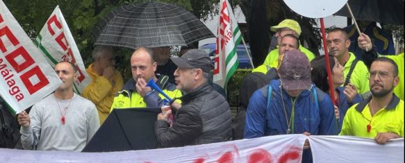 Los trabajadores de SOLIARSA se manifiestan a las puertas del Ayuntamiento de Ronda, Exigen que la empresa municipal de limpieza sea renovada, un aumento de la plantilla y la adecuación de los materiales de trabajo , 14 Oct 2024 - 11:57