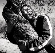 El diseñador junto a un olivo de LA Organic  // Philippe Starck