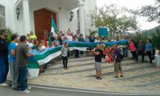 Un grupo de vecinos celebró la independencia a las puertas del Ayuntamiento. // Diario Ronda. 