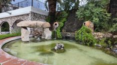 La fuente del dolmen simboliza la historia del pueblo relacionada con el neolítico y la abundancia de agua. // CharryTV