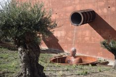 Uno de los elementos de las instalaciones es un hombre sin rostro, bañado por una cascada de agua // Laura Caballero