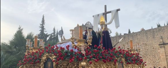 La Real Hermandad del Santo Entierro, arropada por su barrio en la salida extraordinaria