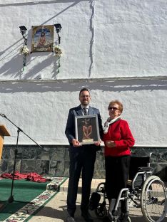 La dueña de la casa en la que se encuentra el retablo, Josefa Calvente, fue homenajeada por su generosidad y colaboración en esta iniciativa // CharryTV