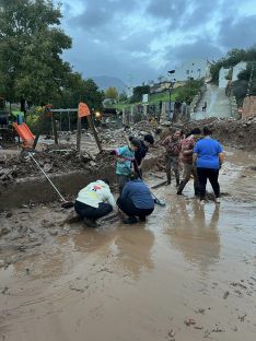 Varios niños ayudan al resto de vecinos a limpiar el barro en Jimera de Líbar.  // Ayuntamiento de Jimera de Líbar. 