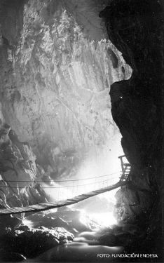 Puente colgante durante las obras en el interior de la cavidad.  // Fundación Endesa. 