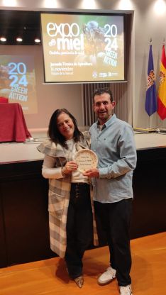 La miel de Virginia y su marido es la mejor de toda Andalucía en la categoría Multifloral.  // Virginia Márquez. 