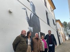 Curro Lucena, junto a su familia, la alcaldesa y el delegado de Turismo en la calle Miradores. // CharryTV