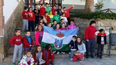 Así celebraron los alumnos del colegio de Serrato la segregación a las puertas del centro en 2014. // CharryTV