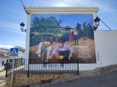 Mural de grandes dimensiones junto al colegio y la sede de la asociación de mujeres. // CharryTV