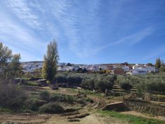 Vista de la localidad desde la carretera de El Burgo.  // CharryTV