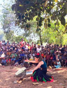 Han actuado en multitud de aldeas y poblados en el continente africano.  // CharryTV