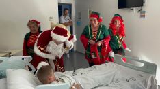 Los más pequeños pudieron hablar con Papá Noel y sus elfos // Área Sanitaria Serranía