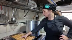 Alba prepara hummus en la que fue la cocina del restaurante de sus padres.  // CharryTV