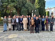 Hace unos días se tomó una fotografía con buena parte de los alcaldes y los concejales con los que ha trabajado a lo largo de estos años.  // CharryTV