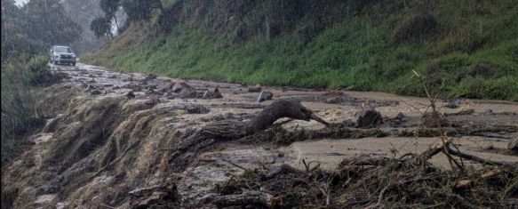 Varios guardias civiles salvan a una joven atrapada por las fuertes lluvias