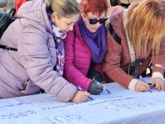 Las participantes escribieron sobre la igualdad en una gran tela blanca // Laura Caballero