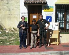 El invidente rondeño Juan Manuel Medina, junto a sus guías, en la Oficina de Turismo de Montejaque. // CharryTV